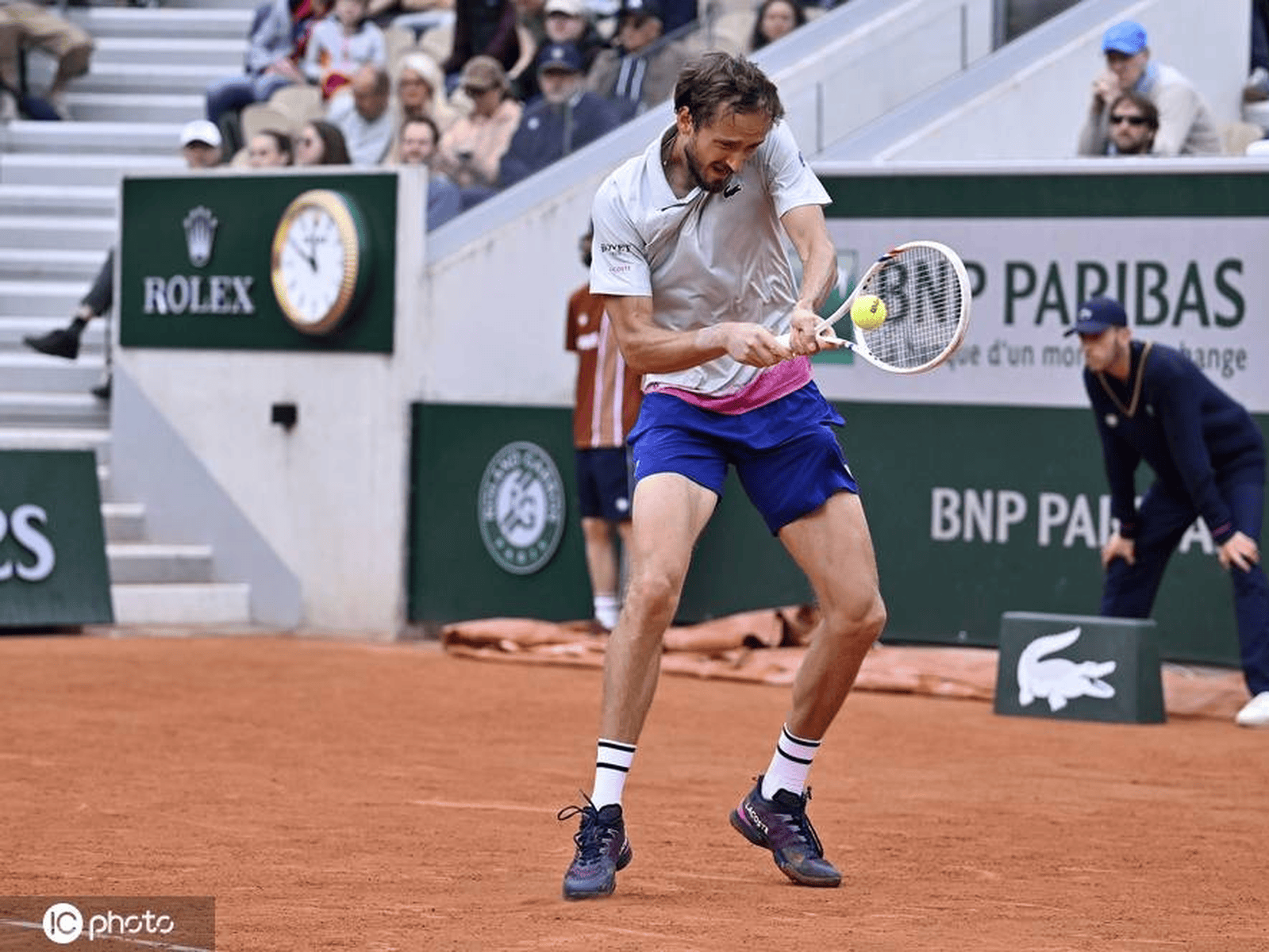 包含英国网球队碾压法国网球队，梅德韦杰夫制霸全场的词条