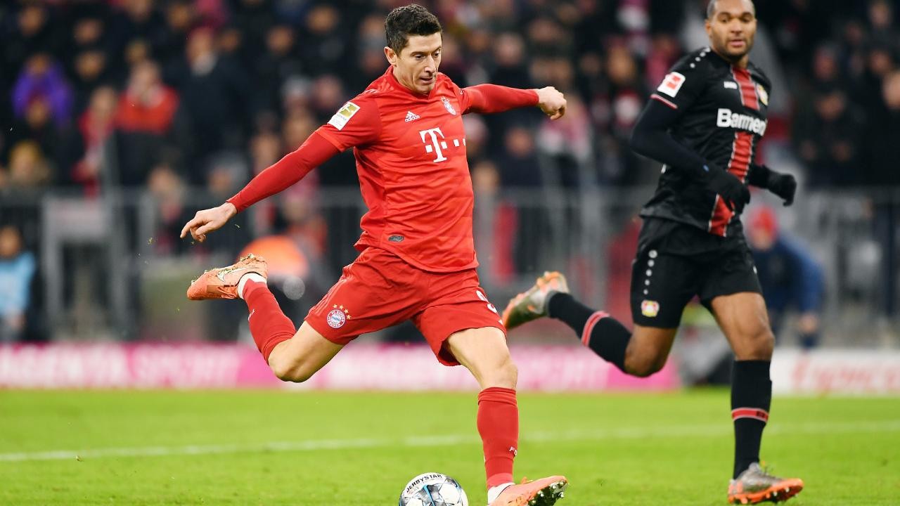 勒沃库森翻盘瑞典，莱万惊艳世界