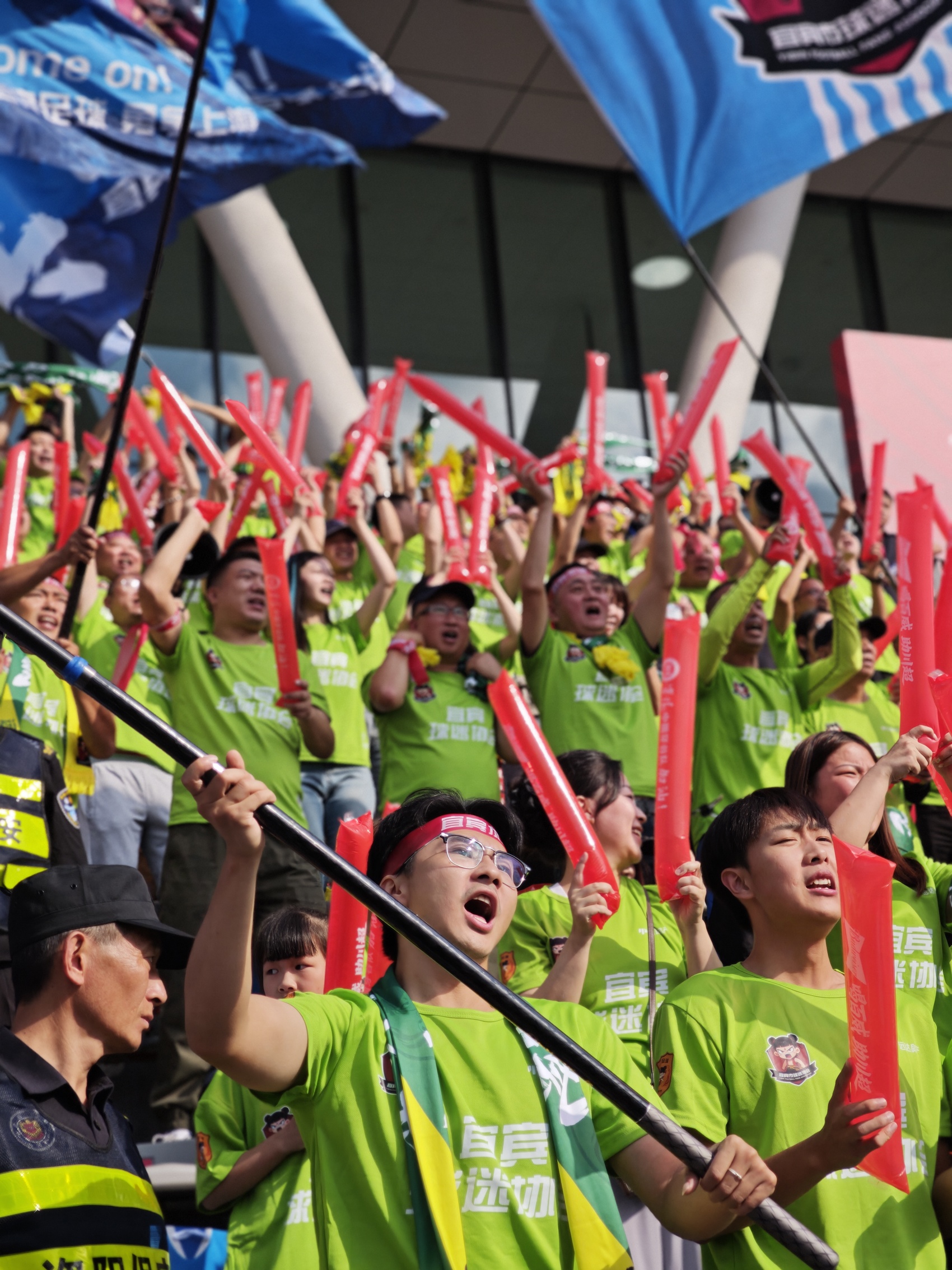 一场经典之战！橄榄球点燃球迷热情的简单介绍