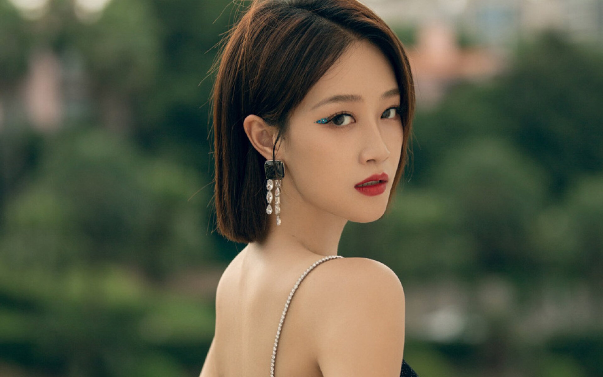 银箭雨幕折翼，龙腾银石，一场改写F1叙事逻辑的胜利